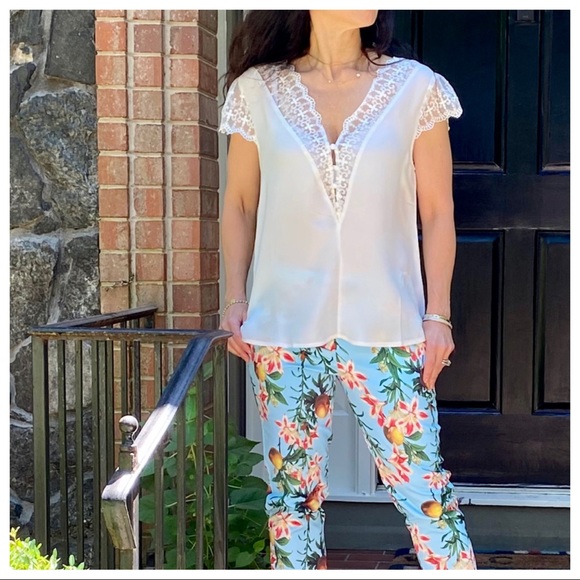 ✨LAST ONES✨LACE TRIM PRETTY TOP - Picture 4 of 6